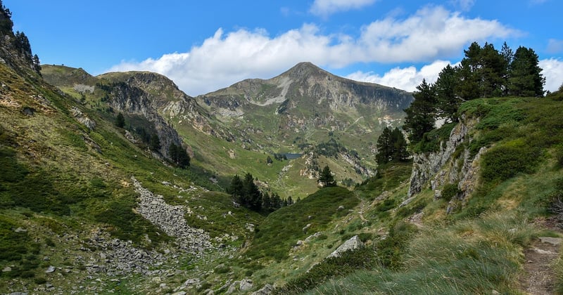Randonnée en montagne préservée dans les Pyrénées : nos secrets pour une évasion sauvage